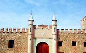 Masía de San Juan, casa rural renovada y con terraza privada en castillo con piscina